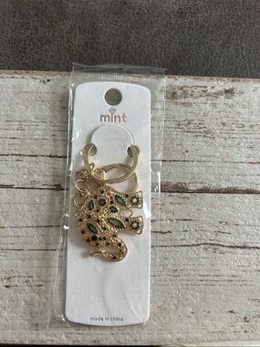 5/)25 Mint Gold Elephant Keychain with Green Rhinestones
